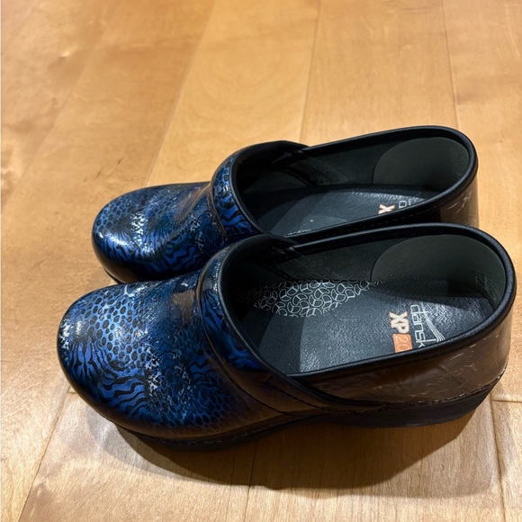 Dansko XP 2.0 clogs whoa blue animal print 38 7.5 - Picture 2 of 5